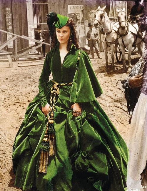 夏洛特·穆恩探案集：绿茵场上的绿色